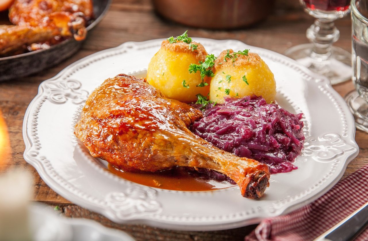 Leckere Enten-Keule mit brauner Soße, Klößen und Rotkohl, © Karls Markt OHG