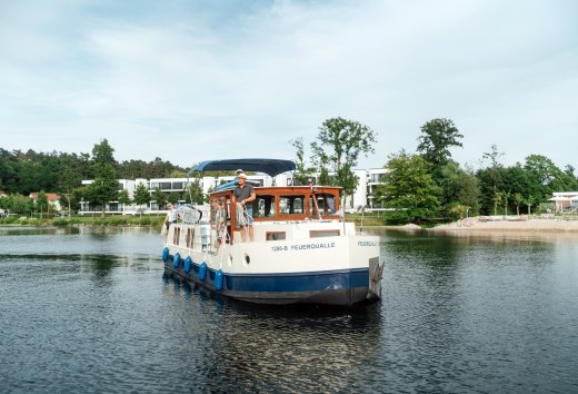 Mit dem Hausboot im Yachthafen von Maremüritz anlegen