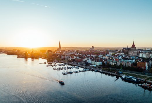 Die Hanse- und Universitätsstadt Rostock ist ein spannendes Ziel für Herbsturlauber, die gerne kulinarisch genießen