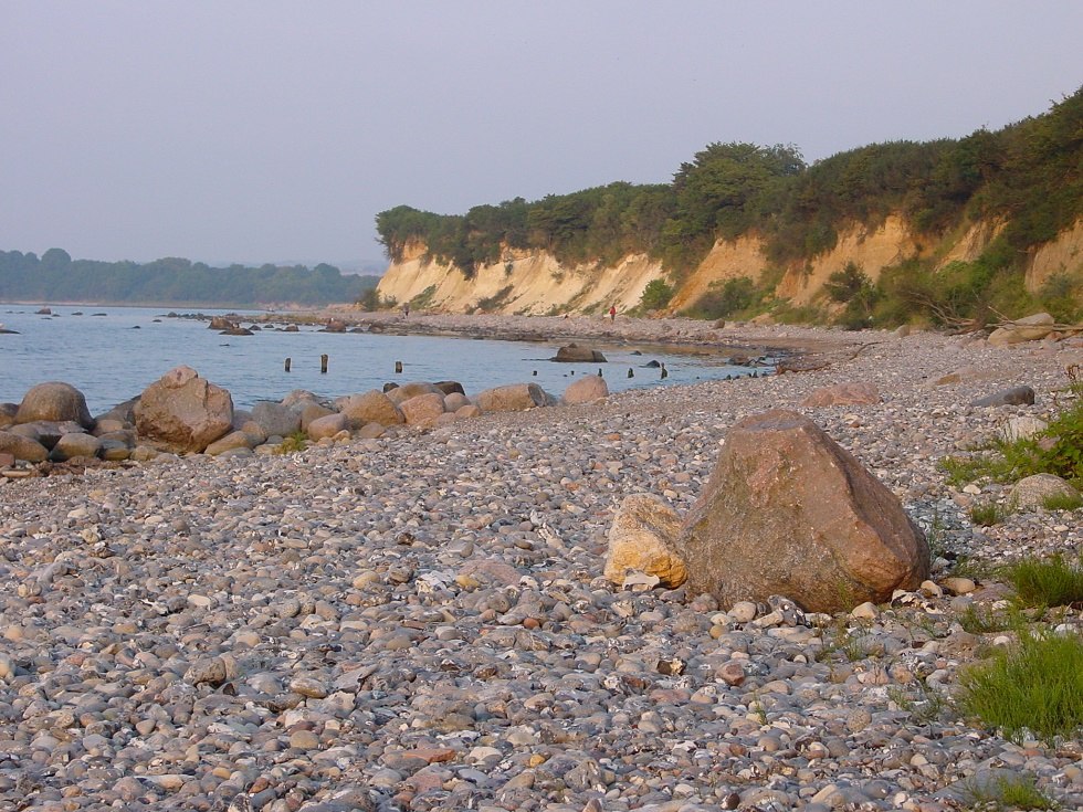 Steinstrand bei Glowe entlang niedriger Steilufer, © Tourismuszentrale Rügen