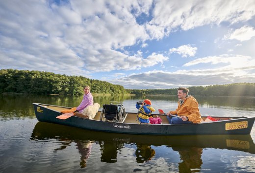 Eine Kanutour auf dem Mirower See bietet Abenteuer und gleichzeitig Ruhe, © DZT/Wegener