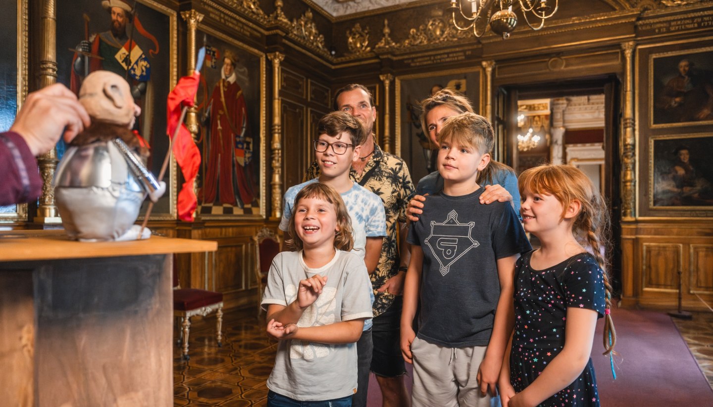 Wenn Puppenspielerin Cornelia Unrauh im Schweriner Schloss die Puppen tanzen lässt, dann lauschen und lachen Jung und Alt. So wird Geschichte spannend und zum Familienerlebnis., © TMV/Gross