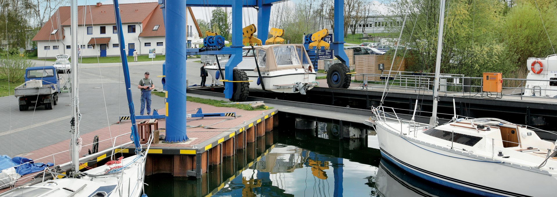 Wir kranen alles: vom Trailerboot bis zum Fahrgastschiff mit 90 Tonnen, © Harald Mertes