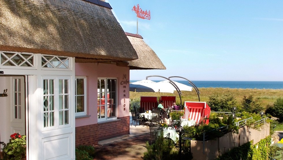 Restaurantterrasse mit wundervollem Blick auf das Meer., © Foto-Hübner, Wustrow (umfassende Nutzungsrechte beim Ahrenshooper Hof vorhanden)