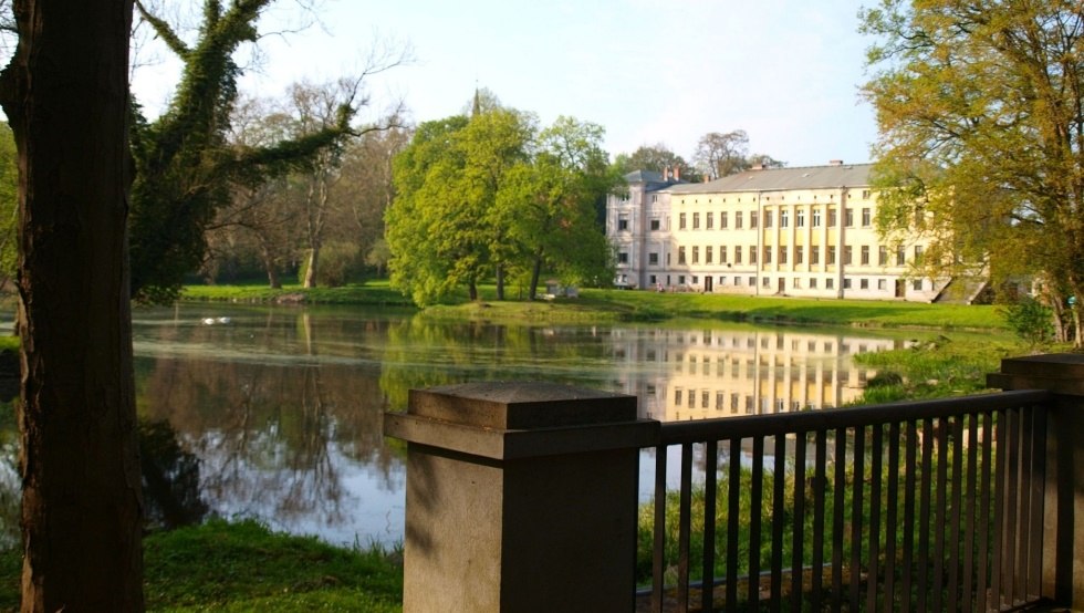 Ansicht des Schlosses von der Parkseite mit See, © Malte Jöhnke, freigegeben zur Nutzung