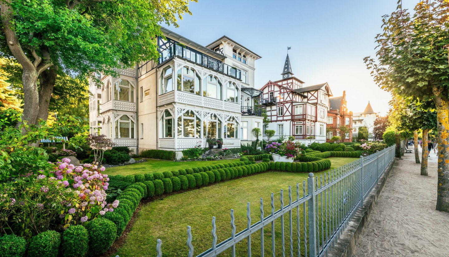 Direkt an der Strandpromenade des Ostseebads Binz findet man Villen im Stil der Bäderarchitektur zum Bestaunen. , © TMV/Tiemann