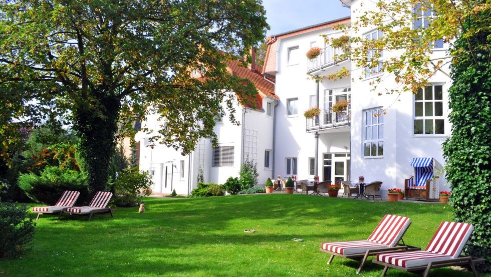 Hotelgarten mit Liegen, © Hotel Westfalia