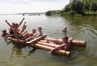 Floßbau mit Seeerprobung und baden im Kummerower See, © Kinder- und Jugendhotel Verchen