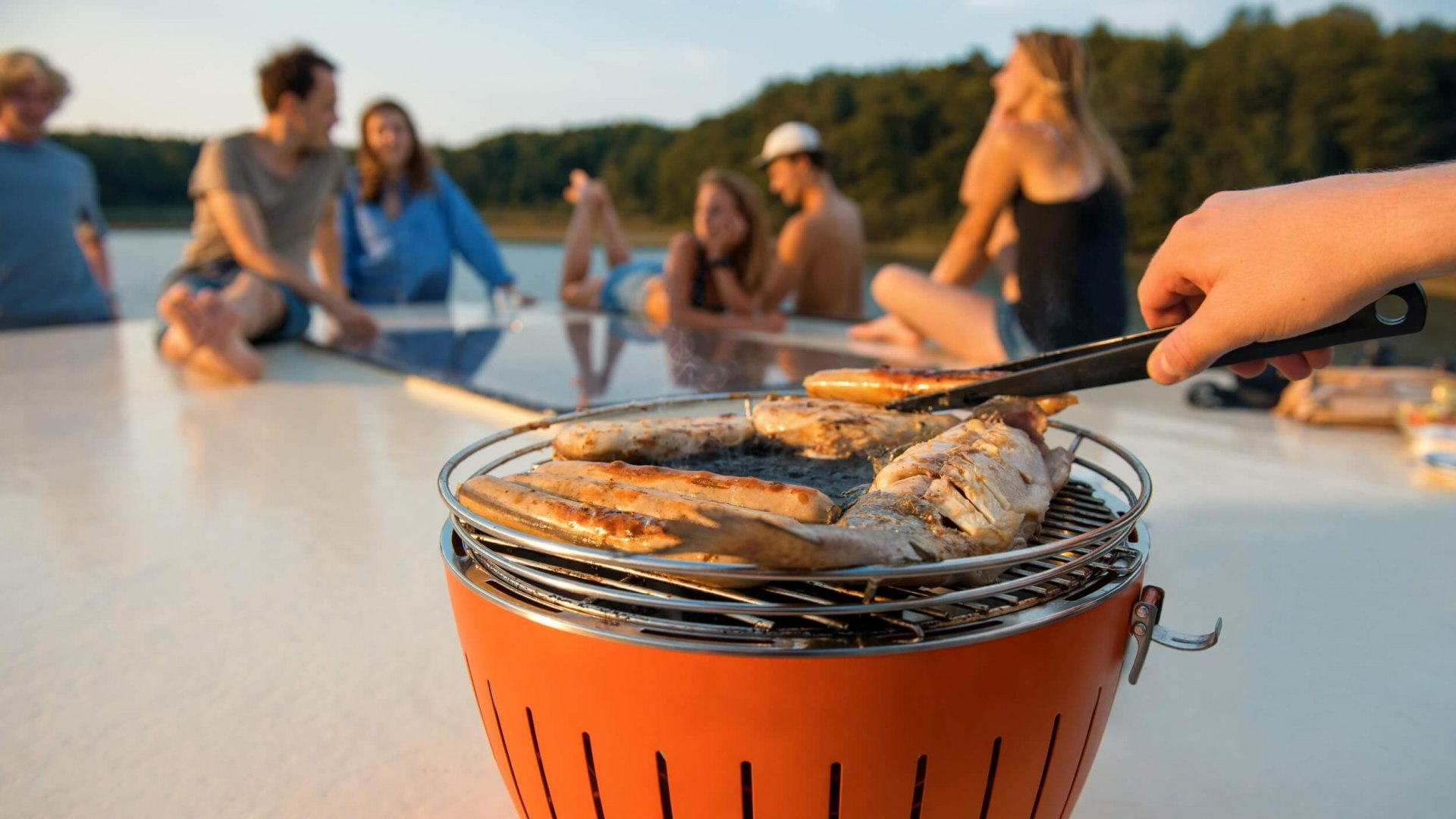 Abends verwandelt sich das Hausboot-Dach in ein verführerisches Grillrestaurant, © TMV/Tiemann