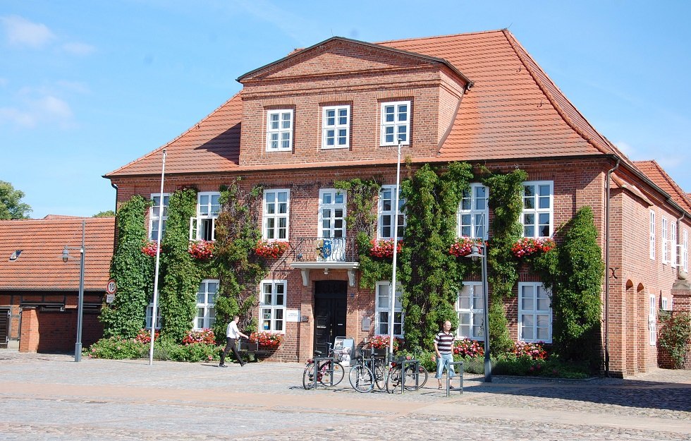 Das heutige Rathaus war ursprünglich eine Carton-Fabrique und das Gerichtshaus., © Gabriele Skorupski