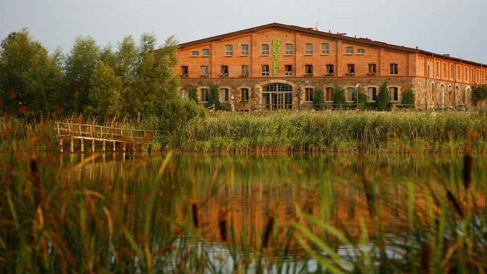 Außenansicht Scheune (Hotelseite) am Dorfteich, © Reschke