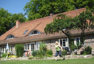 Im großen Garten mit Liege- und Tobewiese gemeinsam aktiv sein, © Landhaus im Grünen/Kästner