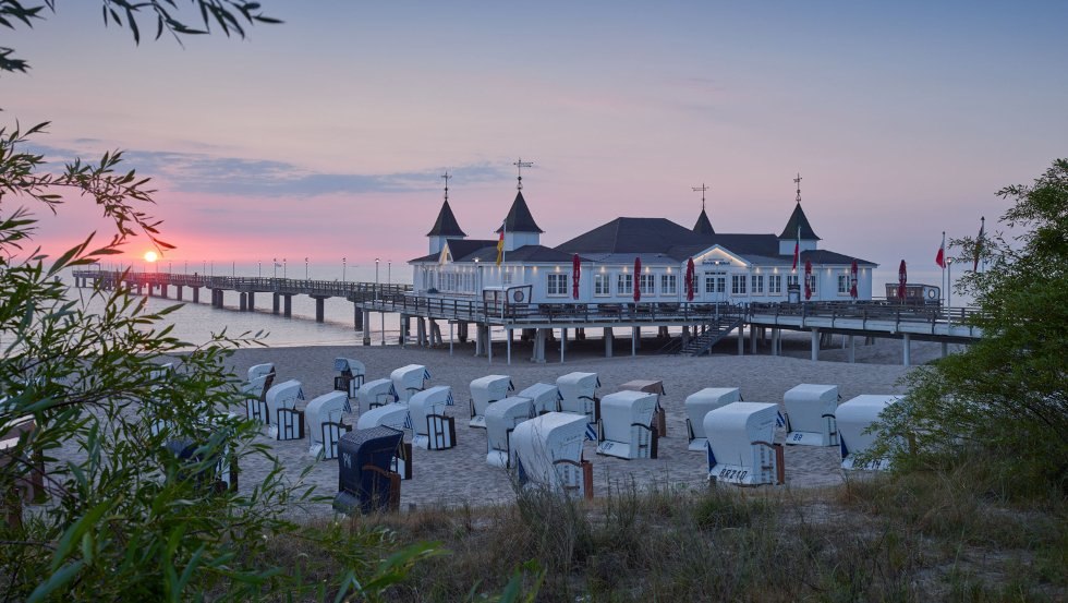 Die Seebrücke in Ahlbeck lädt zu romantischen Abendspaziergängen ein, © TMV/Grundner