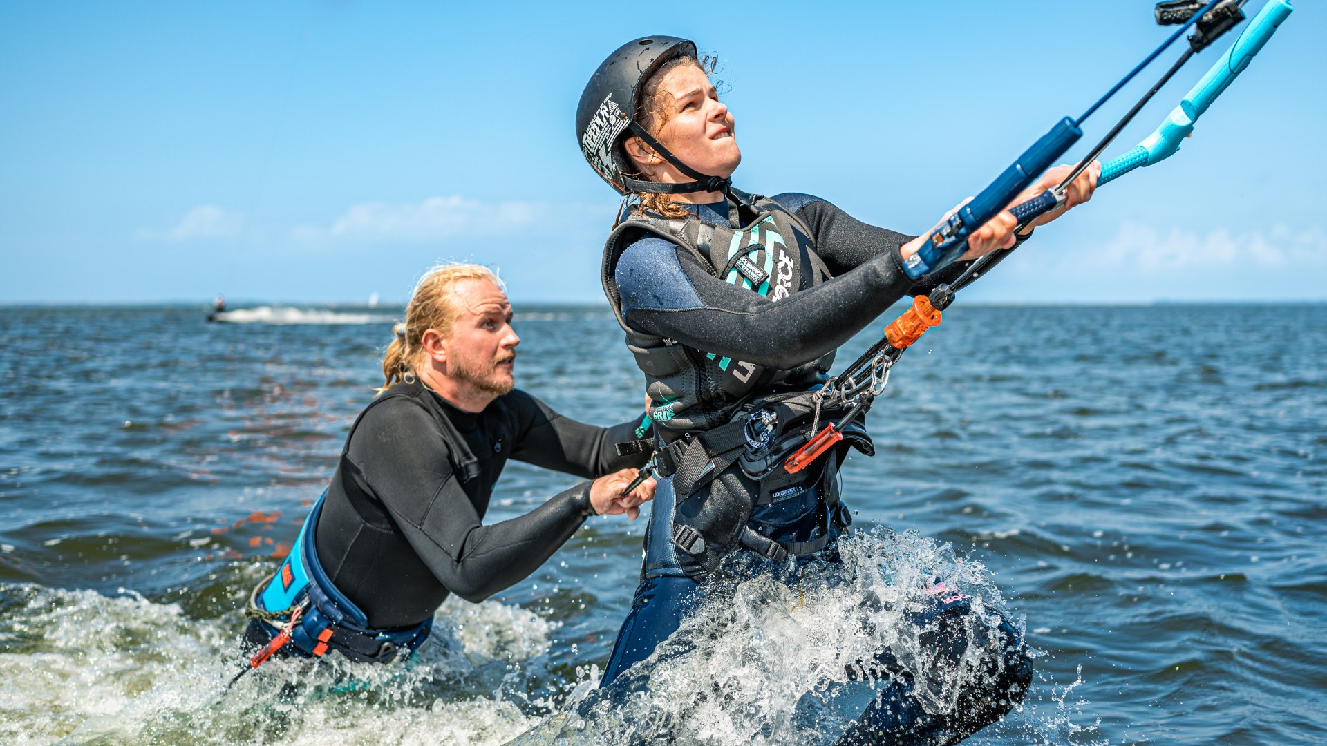 Der Kite zieht Luisa aus dem Wasser. Es kann endlich losgehen!, © TMV/Tiemann