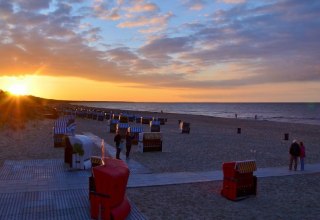 Romantischer Sonnenuntergang am barrierefreien Strandzugang im Ostseebad Trassenheide, © Eigenbetrieb Kurverwaltung Ostseebad Trassenheide