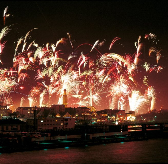 Silvesterfeuerwerk über dem Seebad Warnemünde, © TMV/Neumann