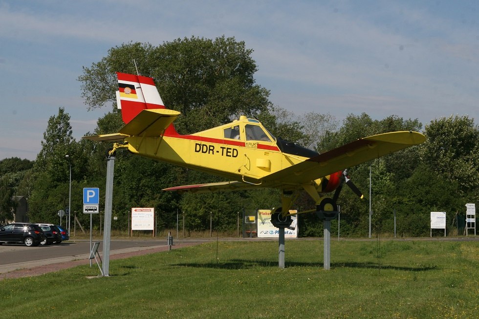 Flugzeug vor dem Anklamer Flughafen, © Sabrina Wittkopf-Schade