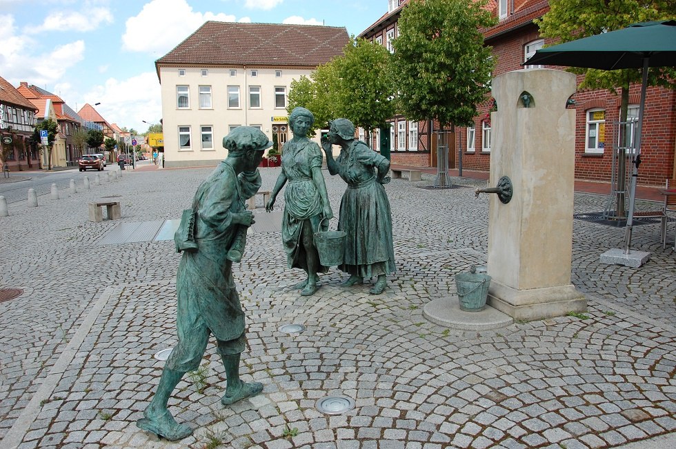 Anstelle des alten Brunnens stehen jetzt drei Bronzefiguren., © Gabriele Skorupski