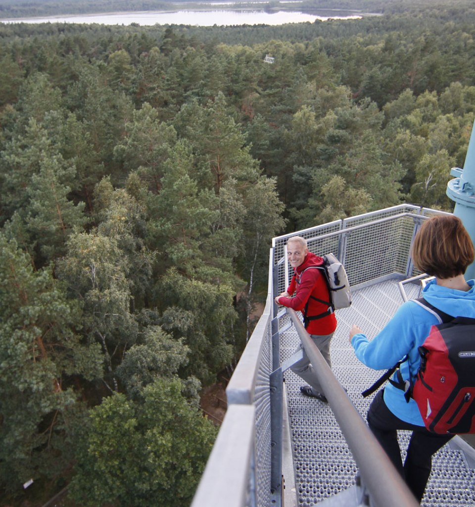 Wanderpärchen auf dem Käflingsbergturm im Müritz Nationalpark, © TMVoutdoor-visions.com