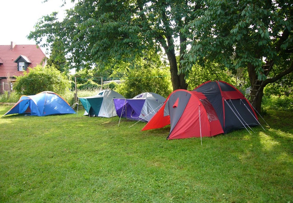 Der Zeltplatz ist ein kleiner beschaulicher Platz, zum Teil unter großen Kirschbäumen und mit freier Wiese, © Pension Alte Schule Rieth