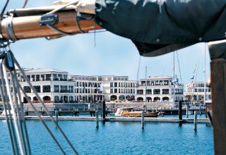 Die Yachthafenresidenz Hohe Düne vom Hafen aus, © Yachthafenresidenz Hohe Düne, www.hohe-duene.de