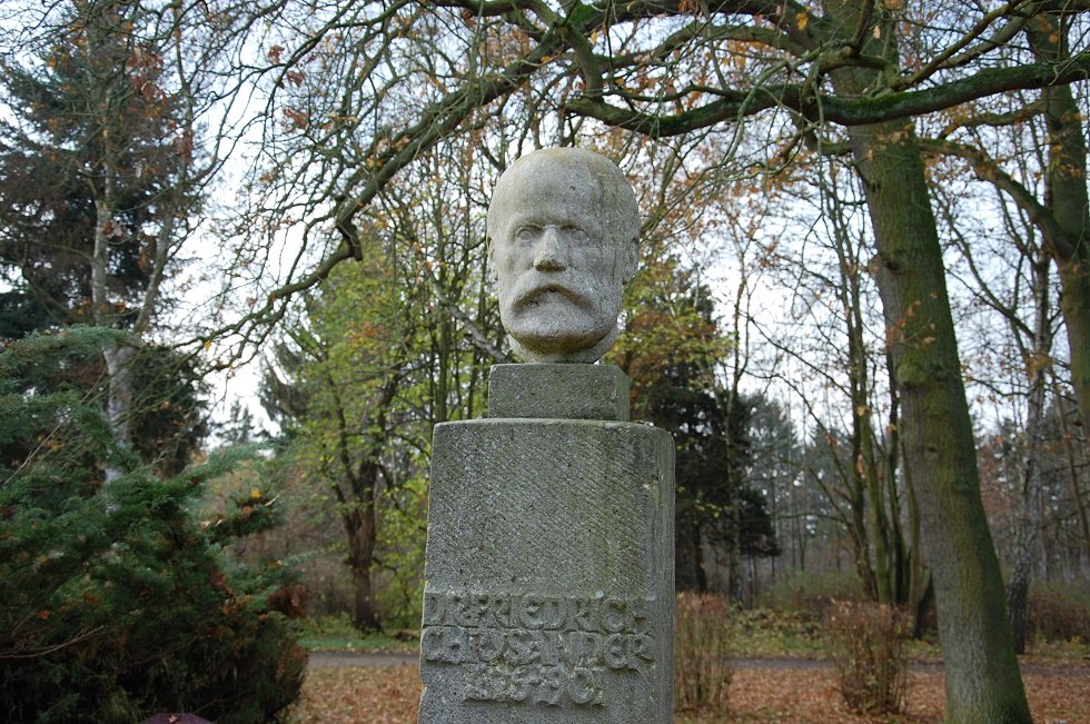 Die steinerne Büste Friedrich Chrysanders im nach ihm benannten Park., © Gabriele Skorupski