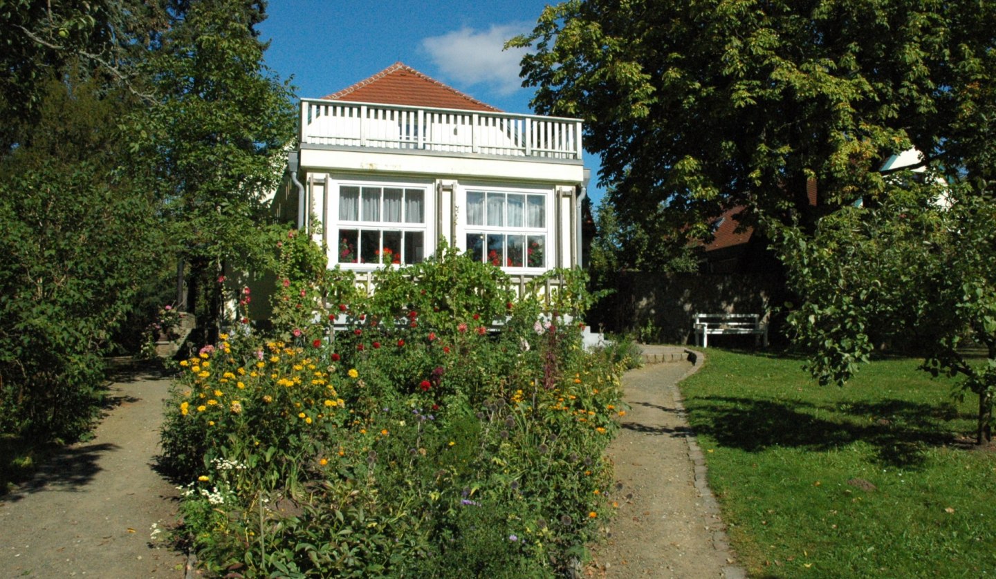 Blick vom Garten auf das Wohnhaus, © Kurverwaltung Feldberger Seenlandschaft