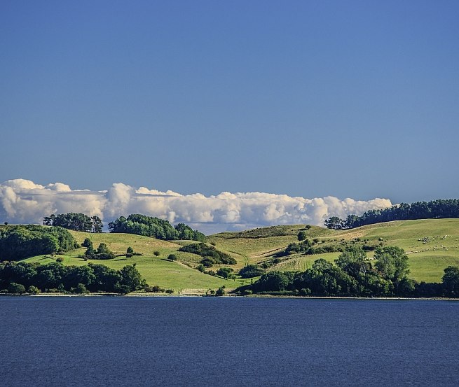 Die Landschaft der Halbinsel Mönchgut auf Rügen besticht durch ihre sanften Hügel, © TZR/C. Thiele