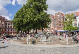 "Brunnen der Lebensfreude" frontal mit Menschen, © Frank Burger