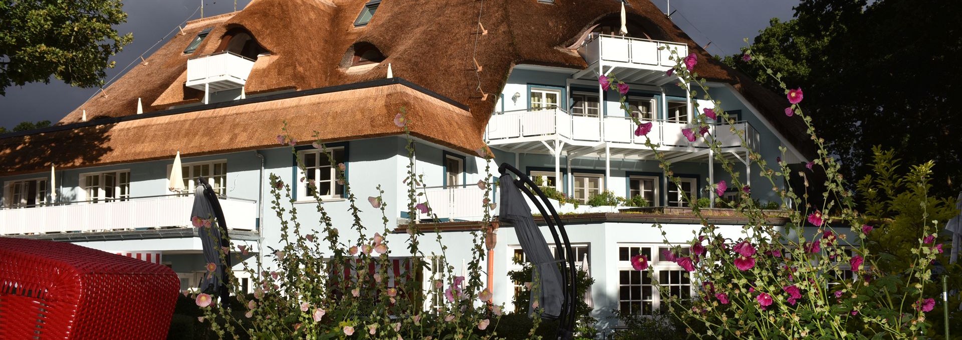 Romantik Hotel Fischerwiege mit großem Frühstücksgarten zur Boddenseite, © Hübner