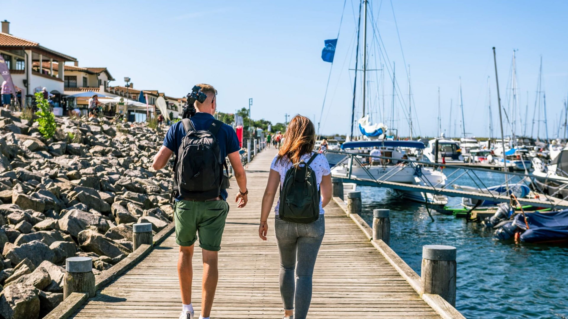 Mit geschultertem Stativ startet Maik Gutmann zur Motivsuche an der Ostseeküste
, © TMV/Tiemann