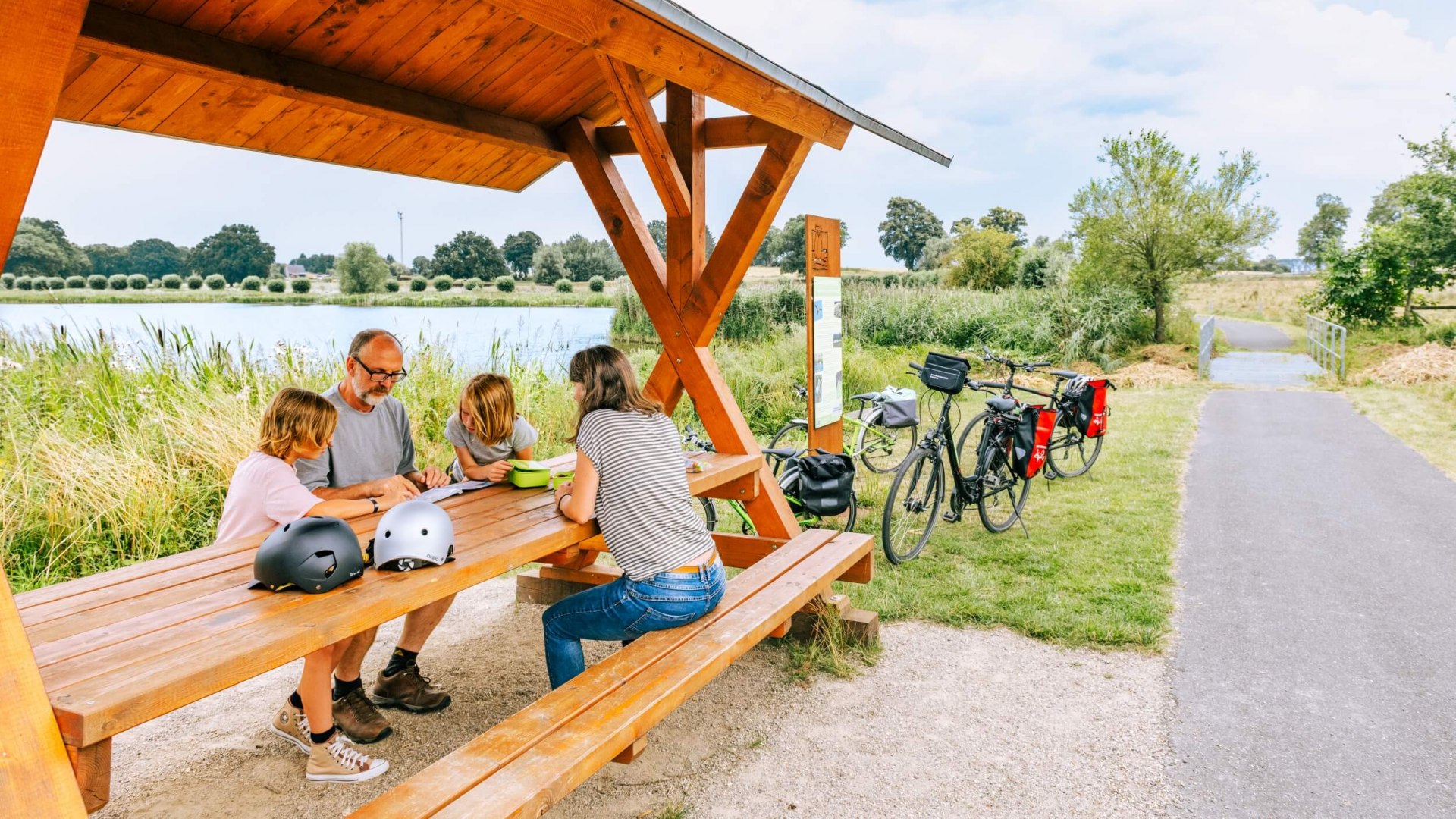 Auch die fittesten Radfahrer brauchen mal Pause. Und im Hintergrund glitzert in Mecklenburg immer schon der nächste See., © TMV/Tiemann