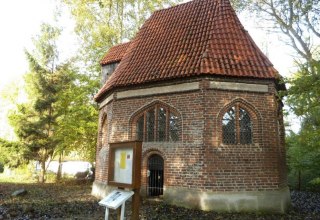 Kapelle Bessin im Herbst, © Tourismuszentrale Rügen