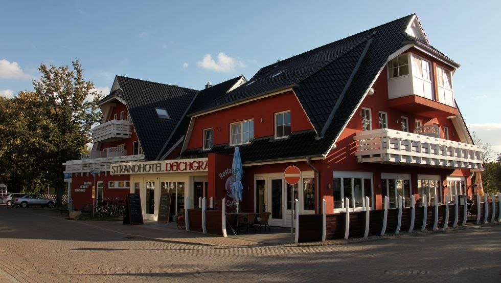 Hotelansicht vom Strand aus, © Strandhotel Deichgraf