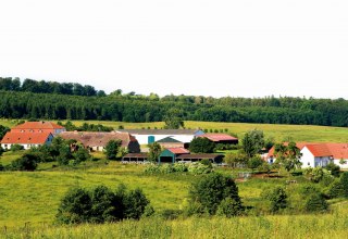 Das Gut und die Gourmet Manufaktur in Klepelshagen eingebettet in die Landschaft der Brohmer Berge, © Gourmet Manufaktur Gut Klepelshagen