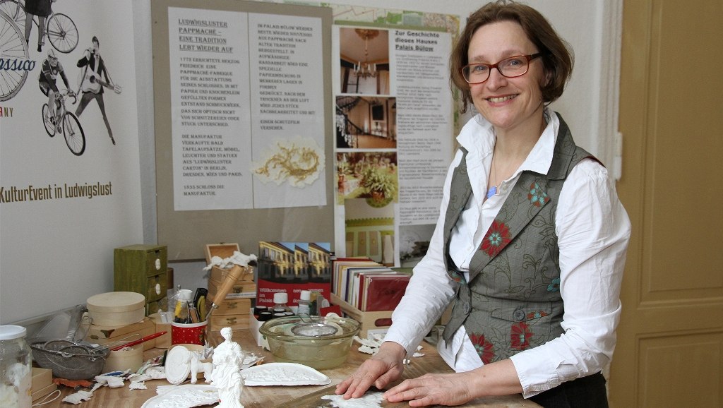 Iris Leithold belebt mit der Pappmaché Manufaktur eine uralte Tradition in Ludwigslust neu, © MV Foto e.V. Fotografin: Angelika Lindenbeck