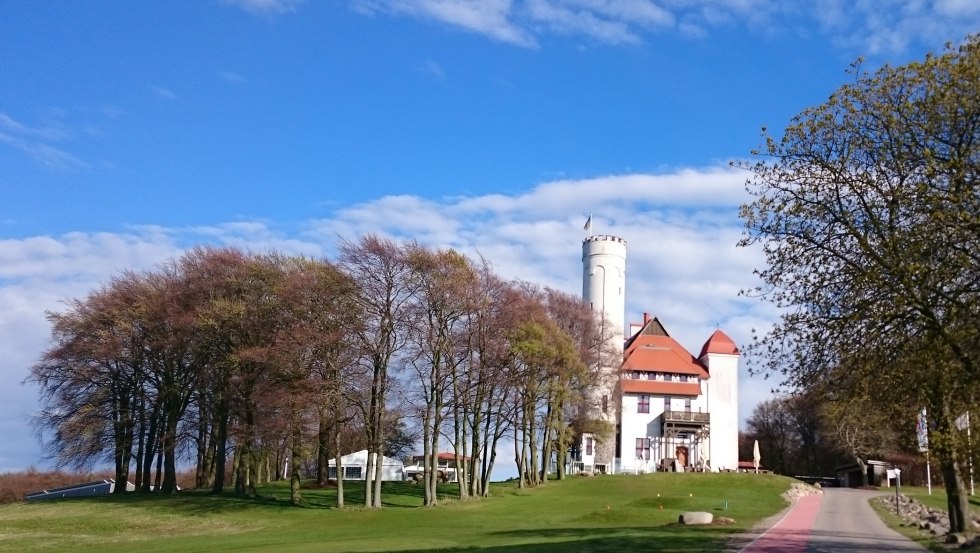 Schon von Weitem sieht man Schloss Ranzow, © TMV/Bodieschek