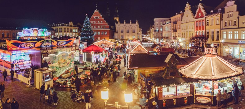 Auch dieses Jahr lockt der Greifswalder Weihnachtsmarkt wieder mit seinem gemütlichen Altstadtcharme und seiner besinnlichen Atmosphäre. Ab dem 28. November kann in die Welt des Greifswalder Weihnachtszaubers eingetaucht werden, wenn sich der Historische Marktplatz inmitten der Altstadt wieder zum Weihnachtsmarkt verwandelt., © Wally Pruß