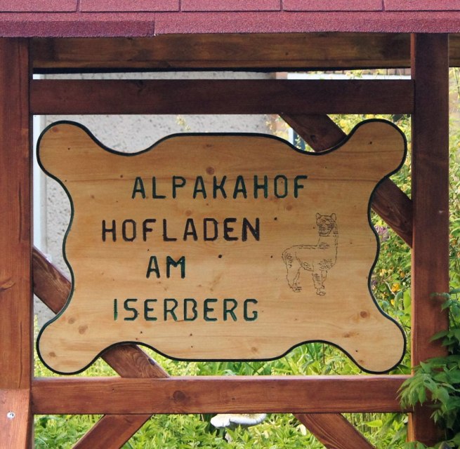 Unser Hof-Schild- gebaut von einer Einrichtung für psychisch Kranke und behinderte Menschen., © Marco Holter