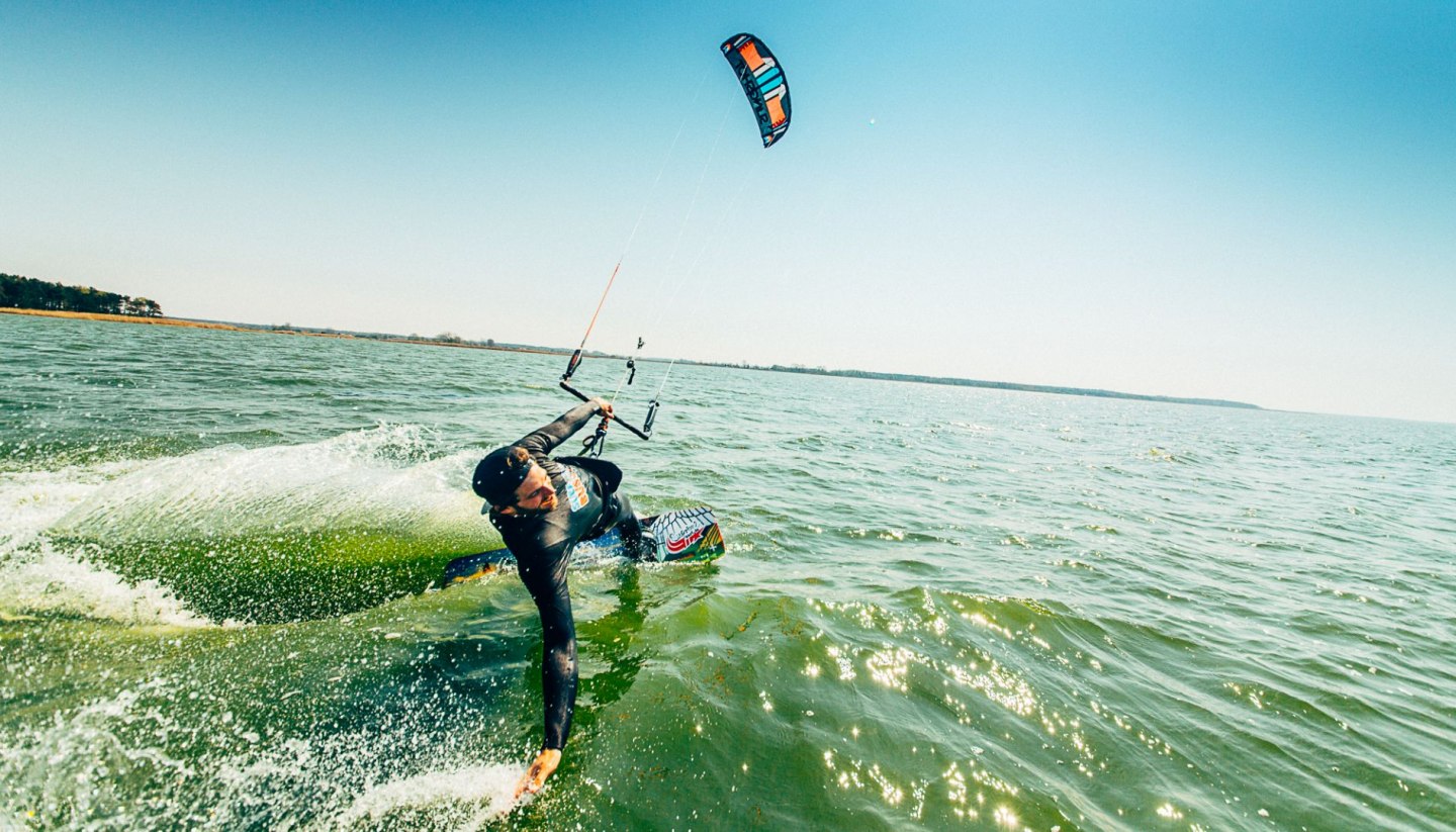 Kitesurfer im Saaler Bodden bei Sonnenschein, © Supremesurf/Dan Petermann