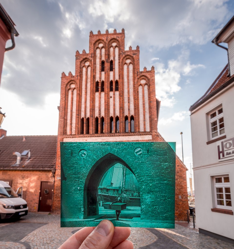 Nosferatu schreitet durch das Stadttor in Wismar, © Hansestadt Wismar