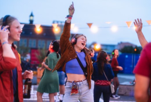 Summervibes pur: Dank ihrer Nähe zur Ostsee weht in der Universitätsstadt Rostock auch im Sommer eine angenehme Brise. Der perfekte Sommertag mit reichlich Hafenflair.