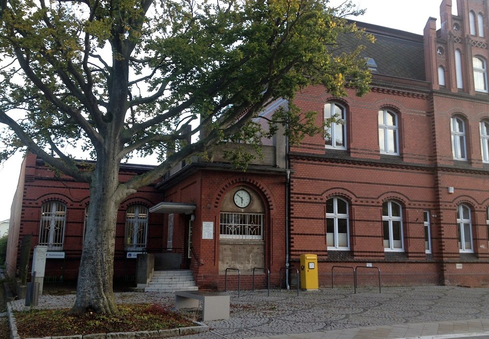 Bibliothek Sassnitz Außenansicht mit Eingang, © Tourismuszentrale Rügen