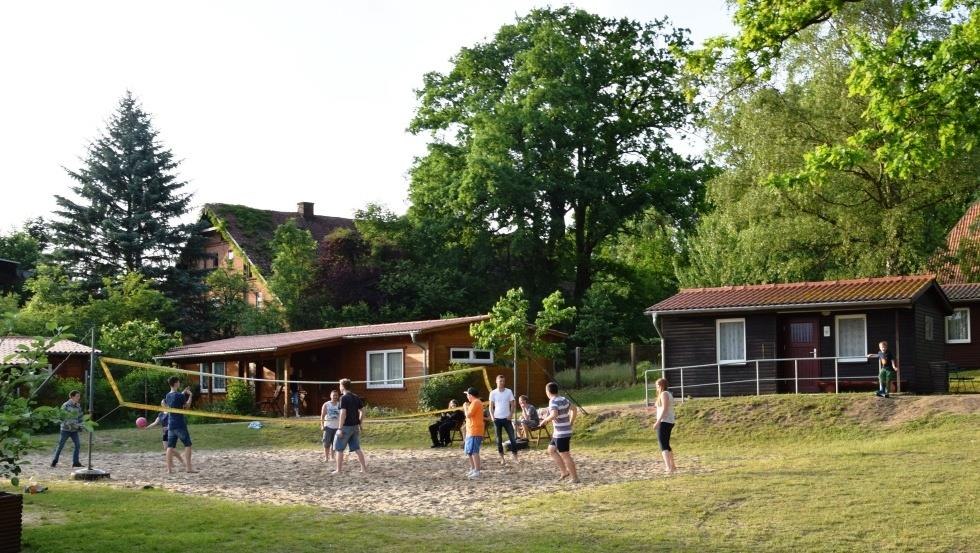 Volleyballfeld mit Blockhäusern im Hintergrund, © Zebef e.V.