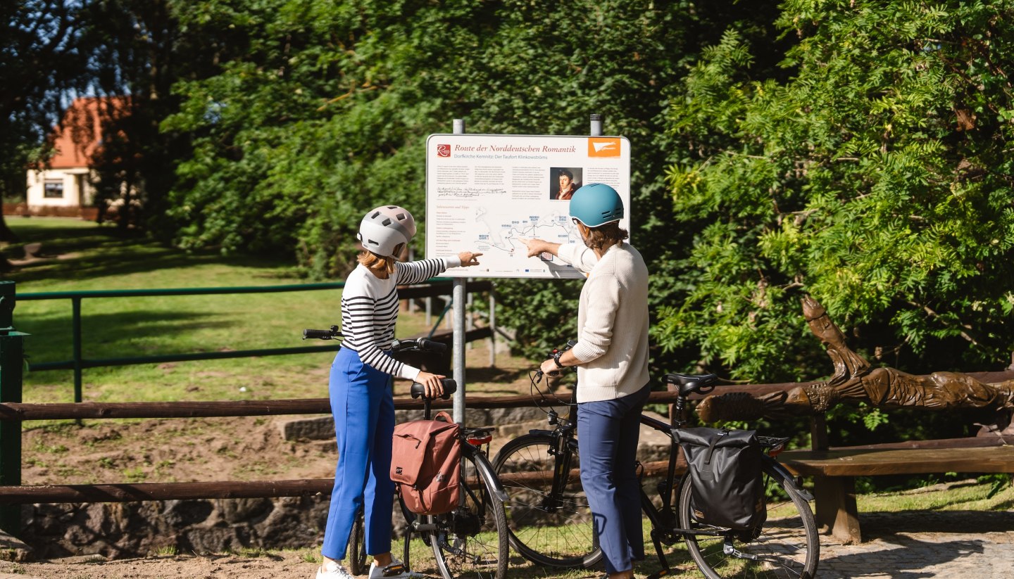 An zentralen Orten der Route finden Frauke und Wolf Informationen zu den Malern und der Region., © TMV/Gross