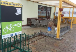 E-Bike Ladestation an der Landbäckerei Kröger, © Tourismusverein Vogelparkregion Recknitztal e.V.