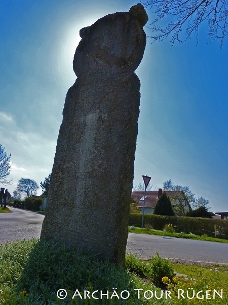 der übermannsgroße Sühnestein am Ortseingang von Schaprode, © Archäo Tour Rügen