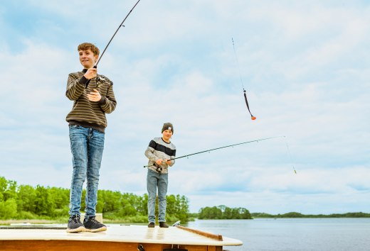 Abenteuer auf dem Hausboot: Kinder genießen einen Tag beim Angeln auf der Müritz., © TMV/Tiemann