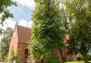 Kirche schräg von hinten, © Frank Burger