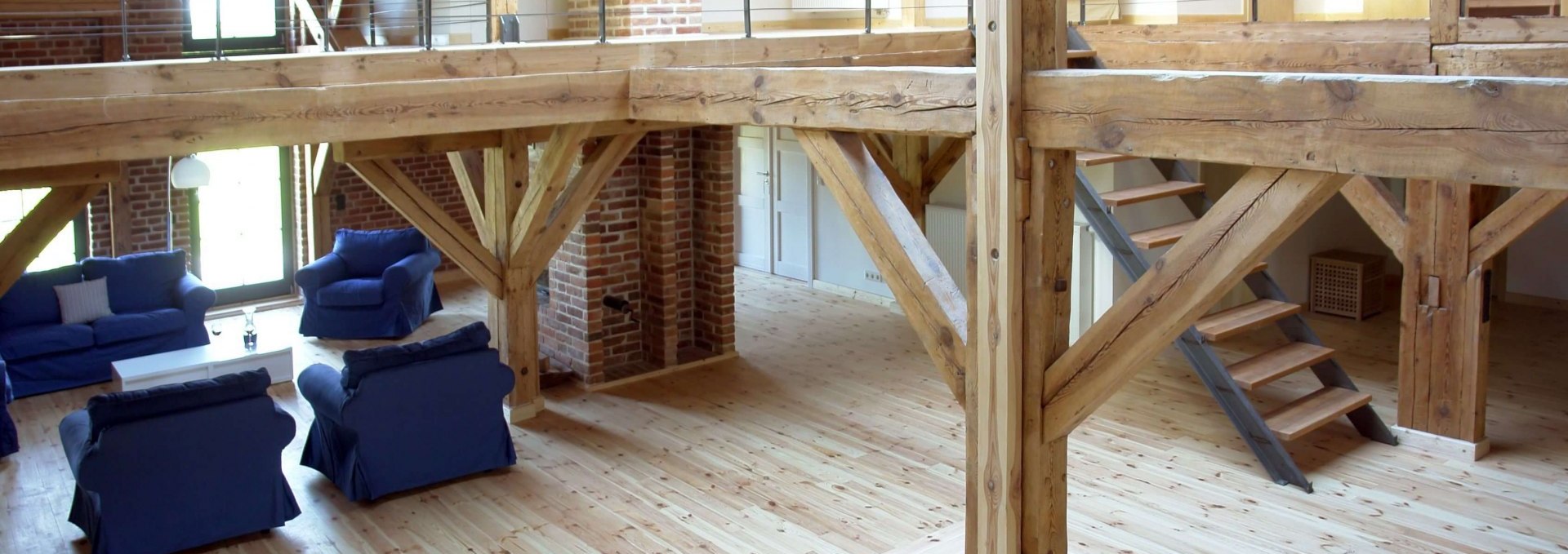 Dieses stilvolle Loft kombiniert rustikalen Charme mit modernen Akzenten. Die massiven Holzbalken und das offene Raumkonzept harmonieren perfekt mit den gemütlichen Sitzgelegenheiten, während die freiliegenden Ziegelwände den historischen Charakter des Gebäudes bewahren. Die großzügige Galerie bietet zusätzlichen Raum und betont die luftige Atmosphäre dieses einzigartigen Wohnraums., © Dieses stilvolle Loft kombiniert rustikalen Charme mit modernen Akzenten. Die massiven Holzbalken und das offene Raumkonzept harmonieren perfekt mit den gemütlichen Sitzgelegenheiten, während die freiliegenden Ziegelwände den historischen Charakter des Gebäudes bewahren. Die großzügige Galerie bietet zusätzlichen Raum und betont die luftige Atmosphäre dieses einzigartigen Wohnraums.